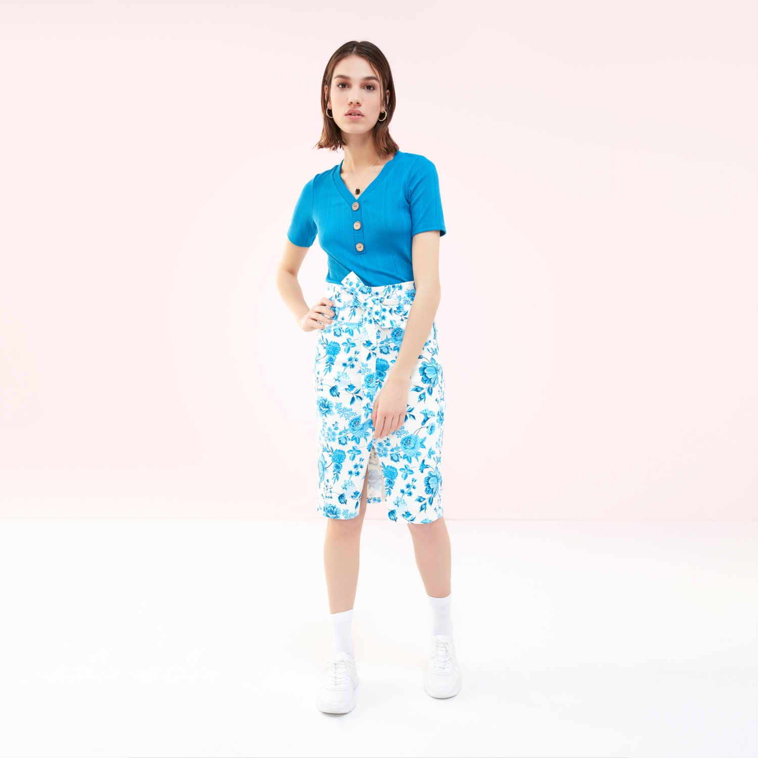 DÜĞME DETAYLI V YAKA KISA KOL T-SHIRT