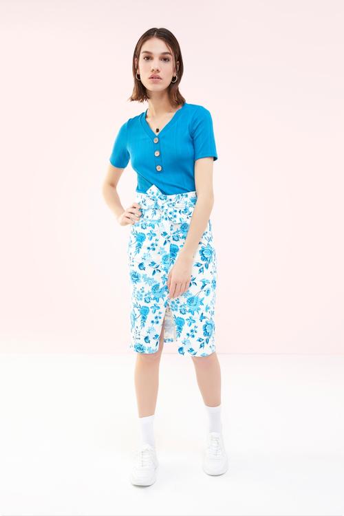  DÜĞME DETAYLI V YAKA KISA KOL T-SHIRT