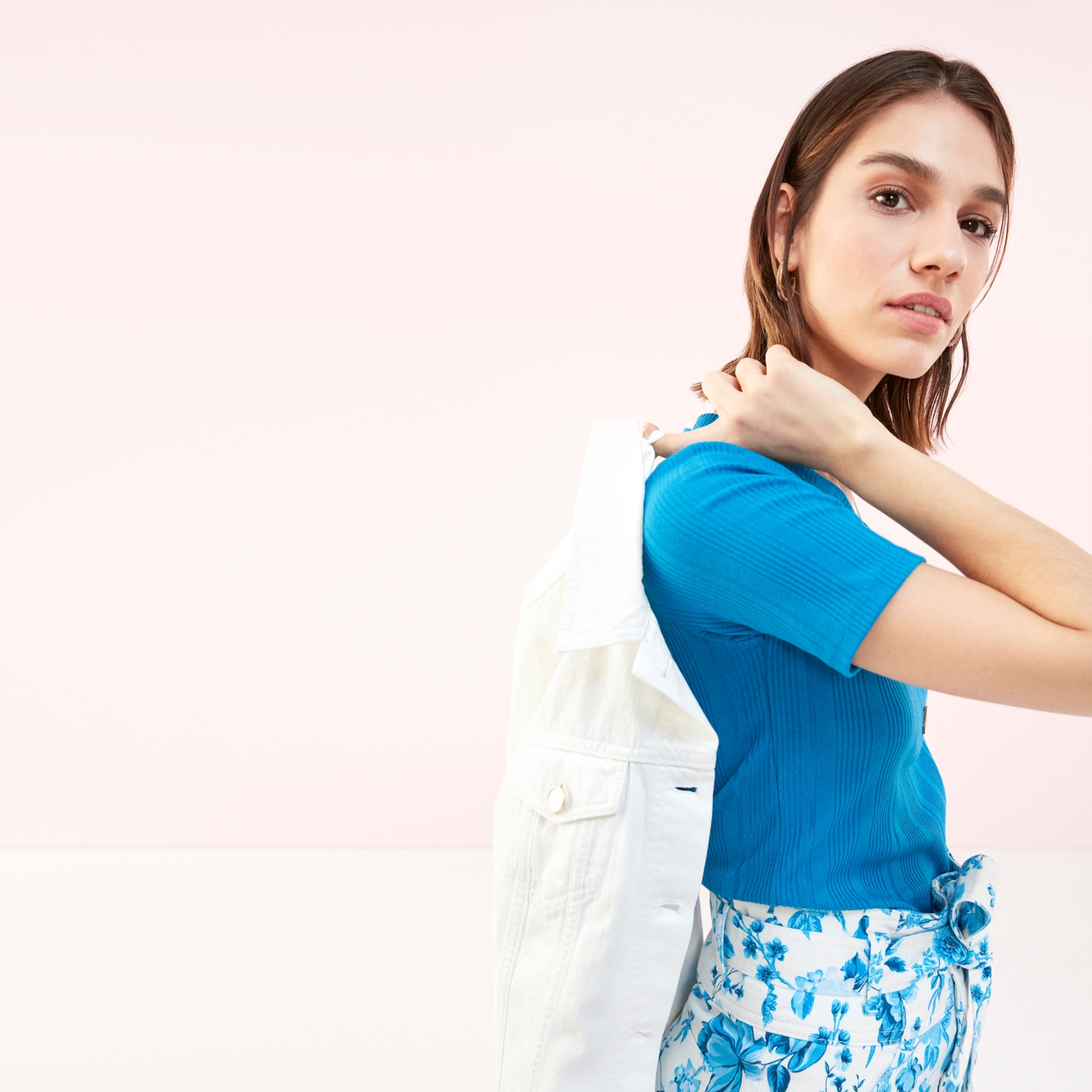 DÜĞME DETAYLI V YAKA KISA KOL T-SHIRT