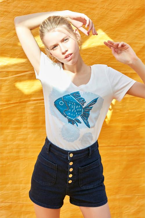  BALIK DESENLİ V YAKA KISA KOL T-SHİRT