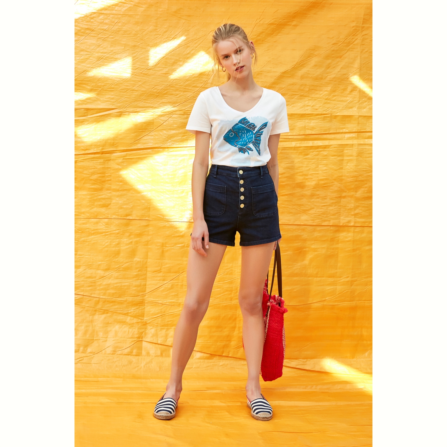 BALIK DESENLİ V YAKA KISA KOL T-SHİRT