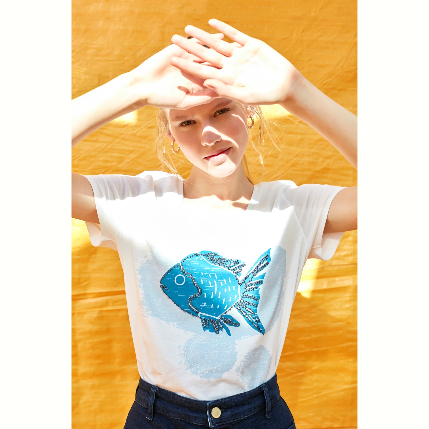 BALIK DESENLİ V YAKA KISA KOL T-SHİRT