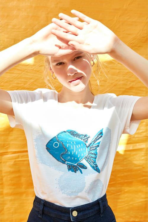  BALIK DESENLİ V YAKA KISA KOL T-SHİRT