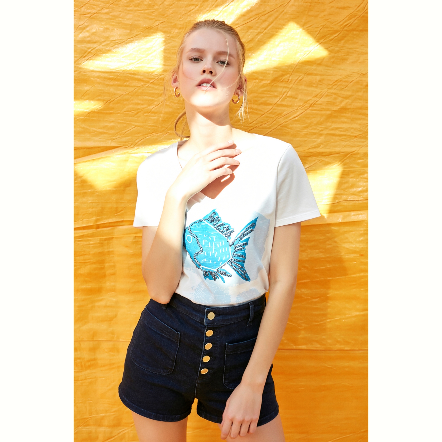 BALIK DESENLİ V YAKA KISA KOL T-SHİRT