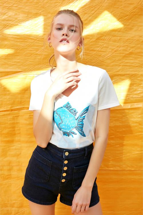  BALIK DESENLİ V YAKA KISA KOL T-SHİRT