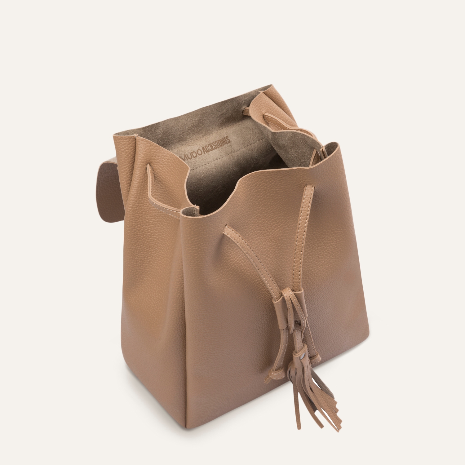 PÜSKÜL DETAYLI DERİ GÖRÜNÜMLÜ SIRT ÇANTASI