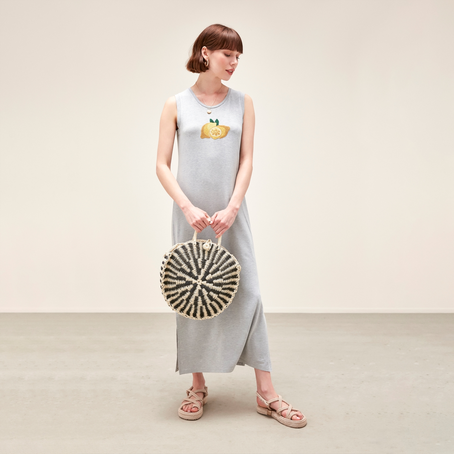 NAKIŞ DETAYLI YIRTMAÇLI MİDİ BOY ELBİSE