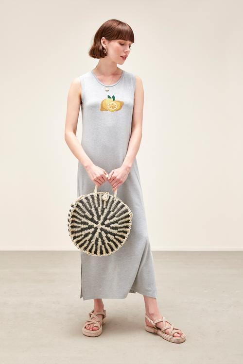  NAKIŞ DETAYLI YIRTMAÇLI MİDİ BOY ELBİSE