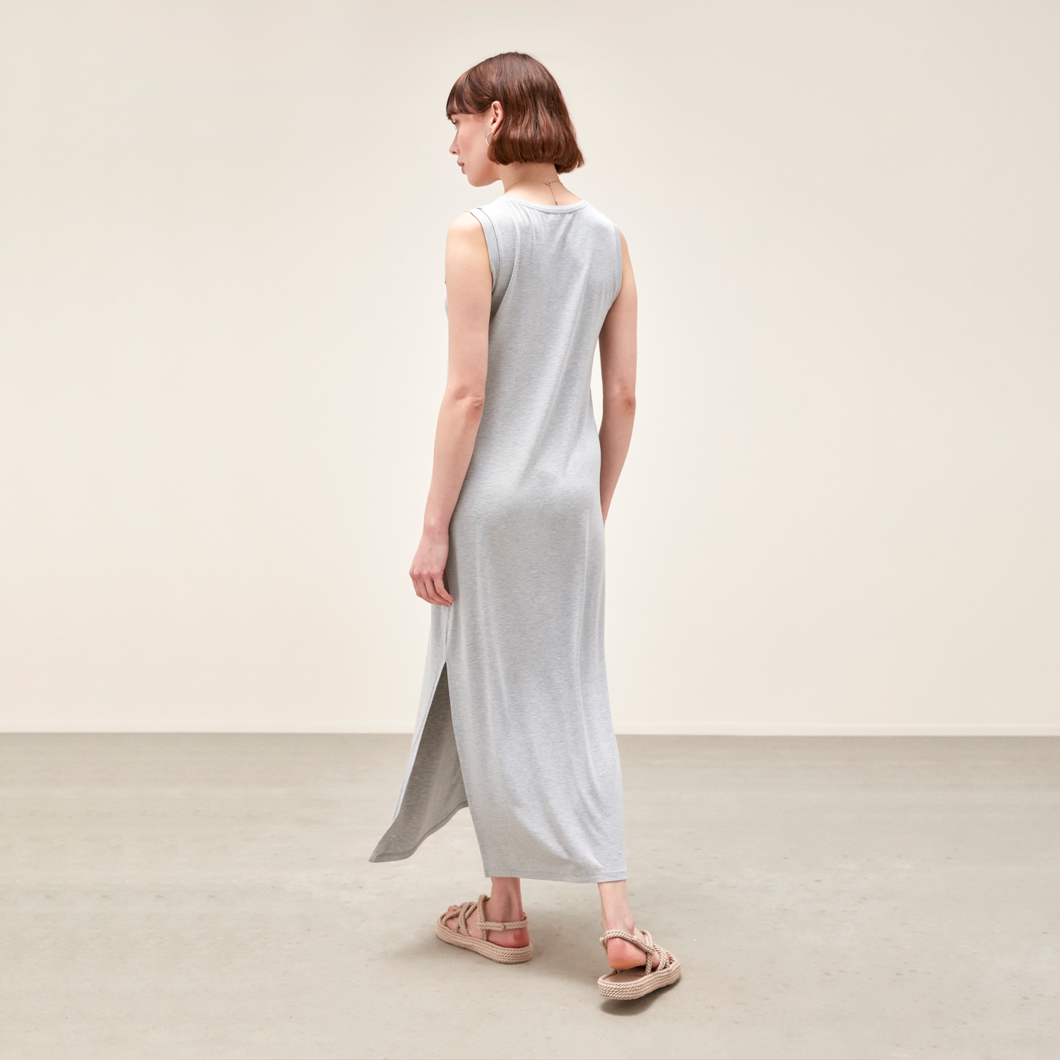 NAKIŞ DETAYLI YIRTMAÇLI MİDİ BOY ELBİSE