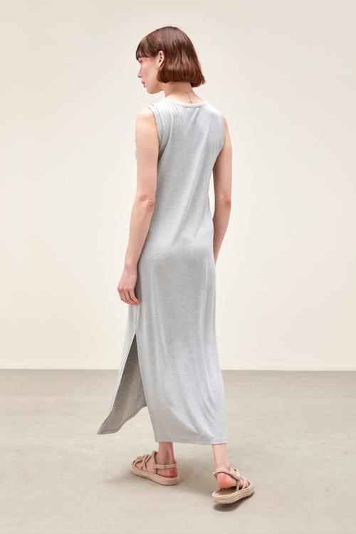  NAKIŞ DETAYLI YIRTMAÇLI MİDİ BOY ELBİSE