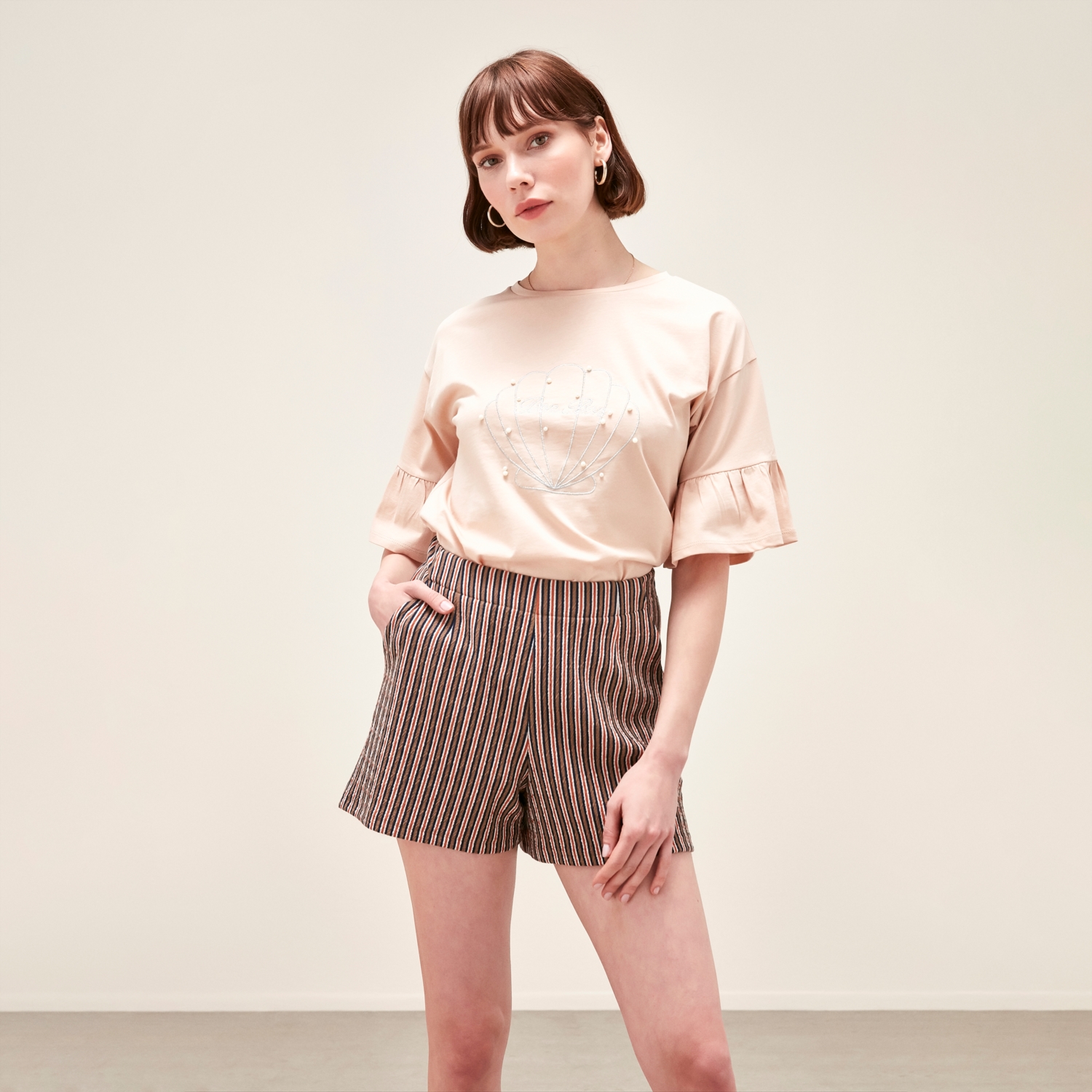 İNCİ DETAYLI PAMUKLU KISA KOL T-SHIRT