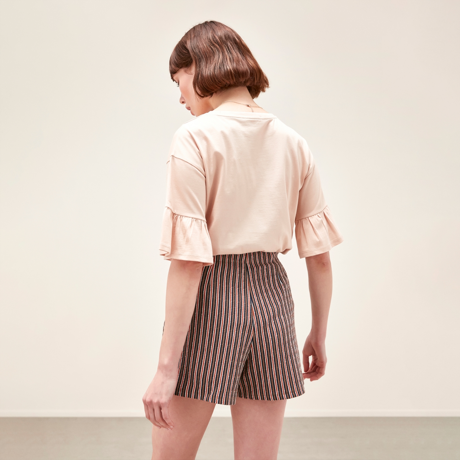 İNCİ DETAYLI PAMUKLU KISA KOL T-SHIRT