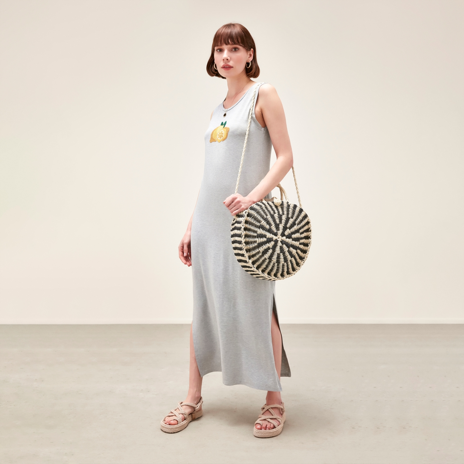 NAKIŞ DETAYLI YIRTMAÇLI MİDİ BOY ELBİSE