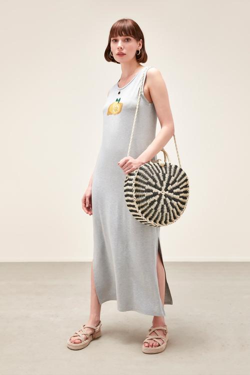  NAKIŞ DETAYLI YIRTMAÇLI MİDİ BOY ELBİSE