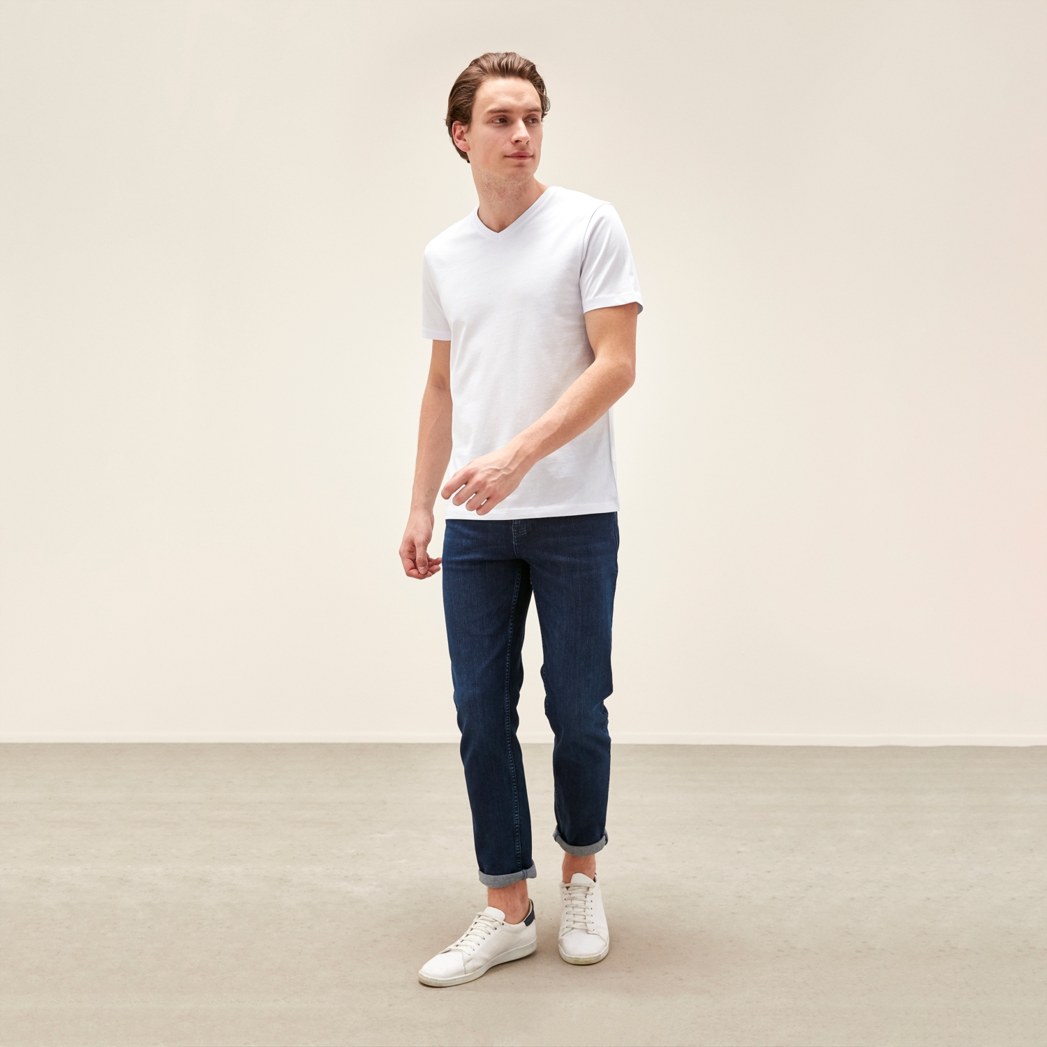 V YAKA PAMUKLU KISA KOLLU T-SHIRT