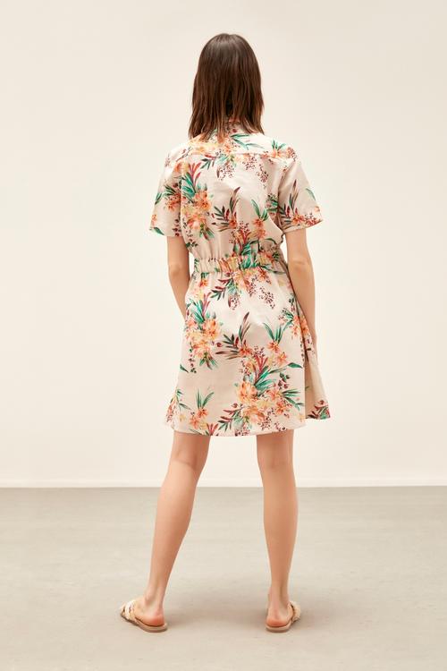  ÇİÇEK BASKILI BAĞLAMALI ELBİSE