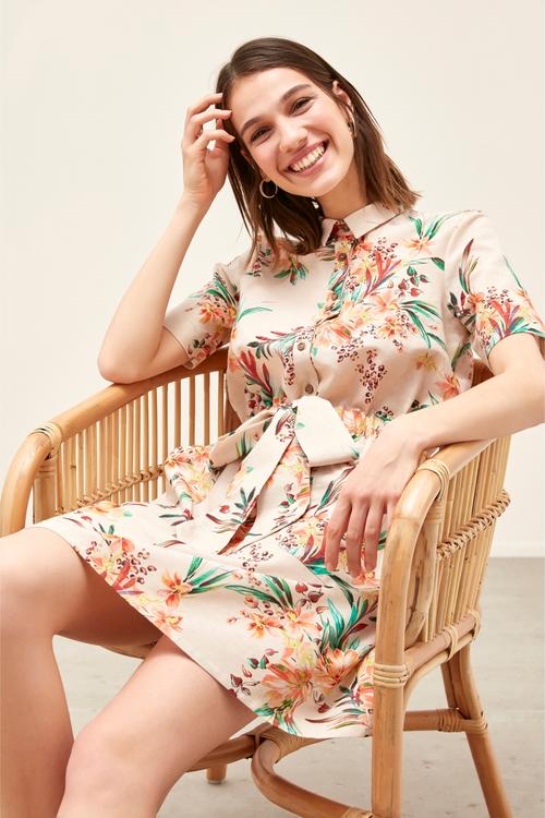  ÇİÇEK BASKILI BAĞLAMALI ELBİSE