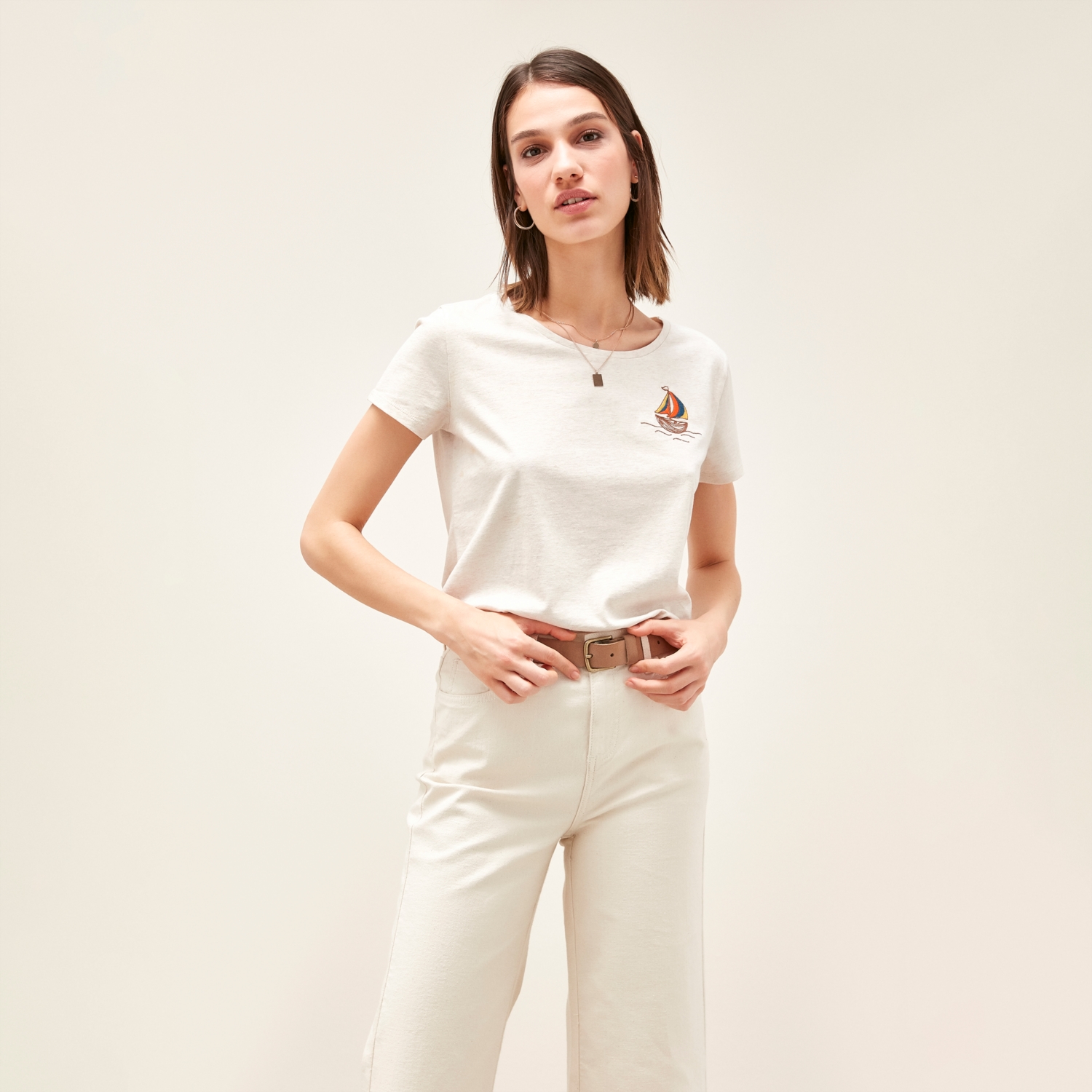 NAKIŞ DETAYLI BİSİKLET YAKA KISA KOLLU T-SHIRT