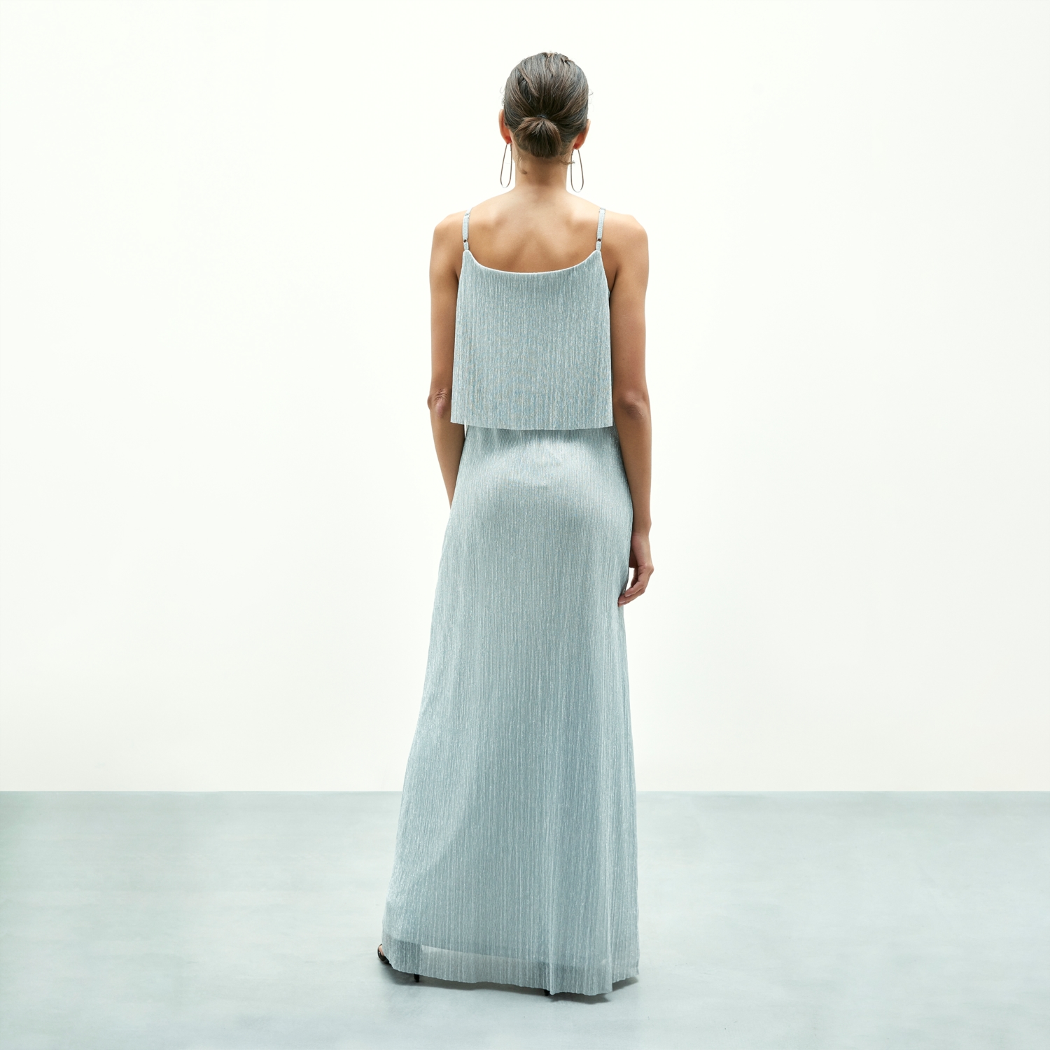 ASKILI PARLAK GÖRÜNÜMLÜ MAXİ BOY GECE ELBİSESİ