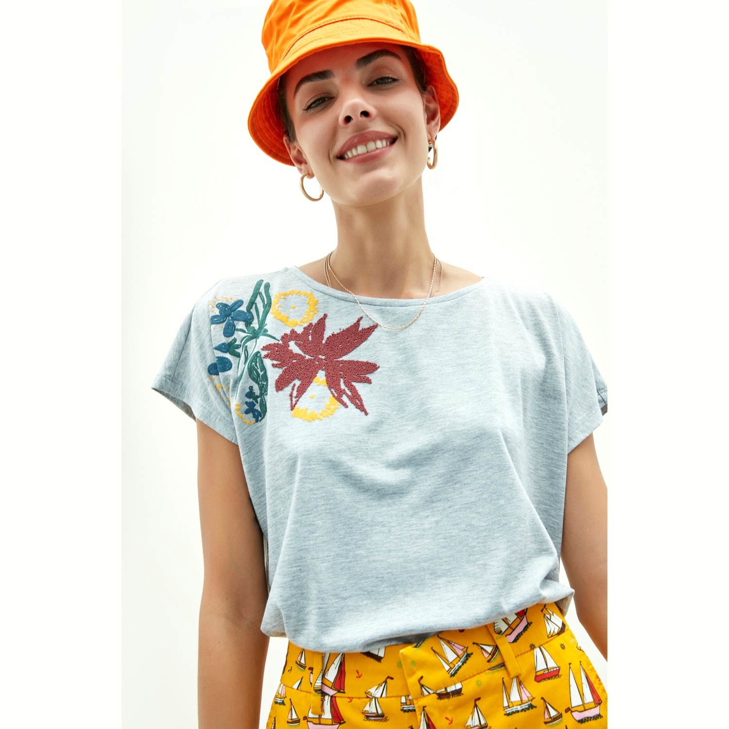 ÇİÇEK DESENLİ BİSİKLET YAKA T-SHIRT