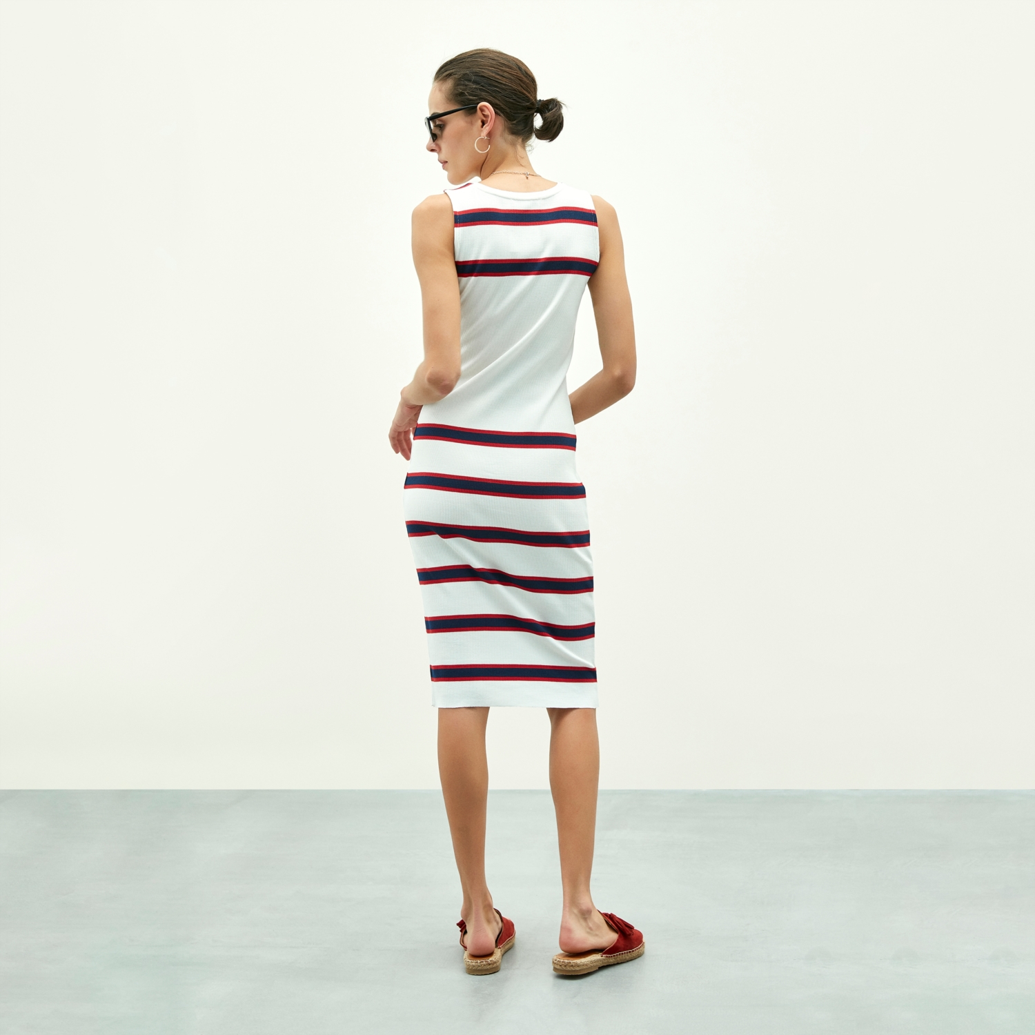 ÇİZGİ DETAYLI MİDİ BOY DAR ELBİSE