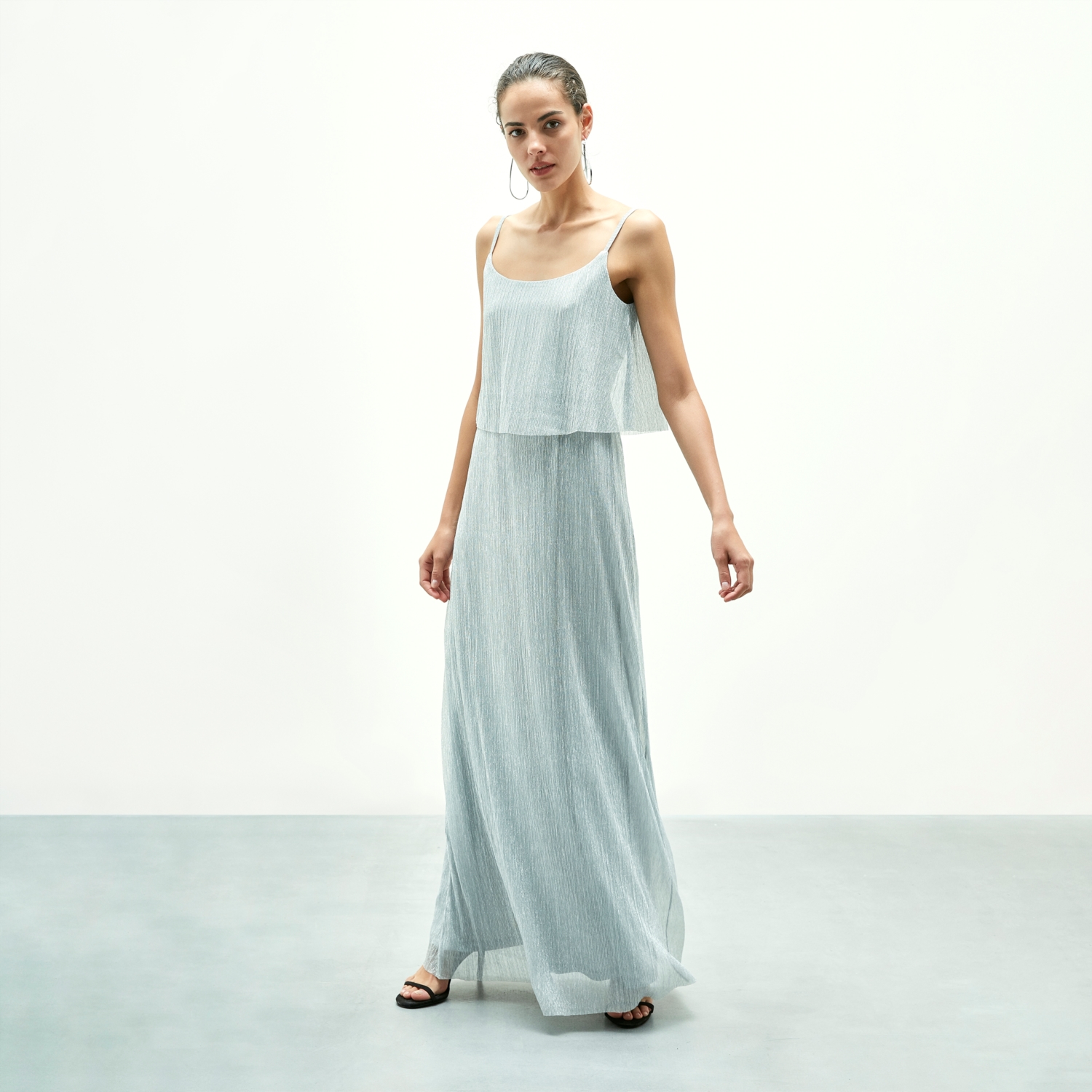 ASKILI PARLAK GÖRÜNÜMLÜ MAXİ BOY GECE ELBİSESİ