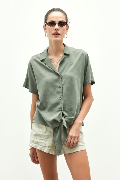  ÖNÜ FİYONKLU KISA KOLLU REGULAR GÖMLEK