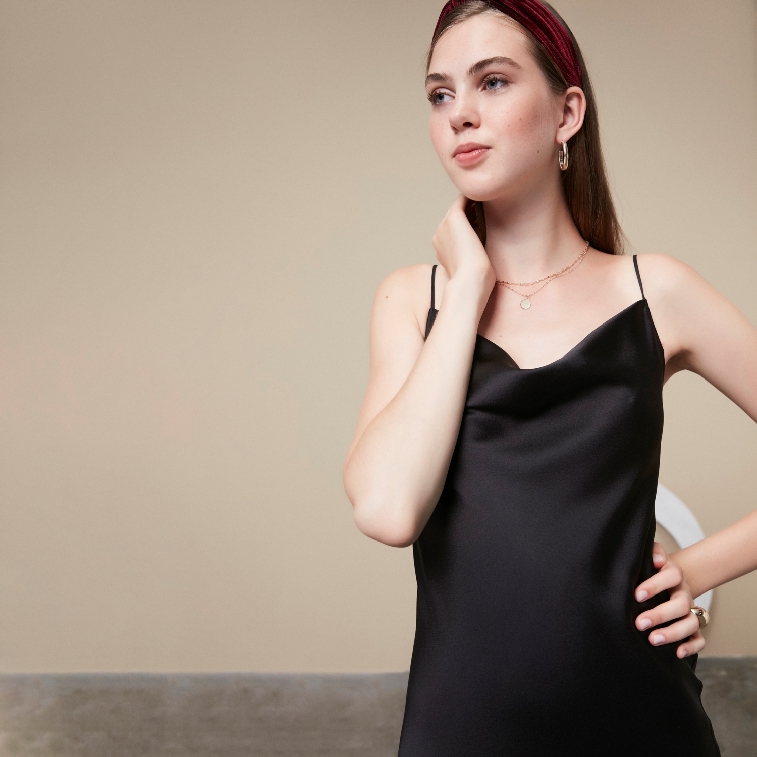 SATEN GÖRÜNÜMLÜ DEGAJE YAKA MİDİ ELBİSE