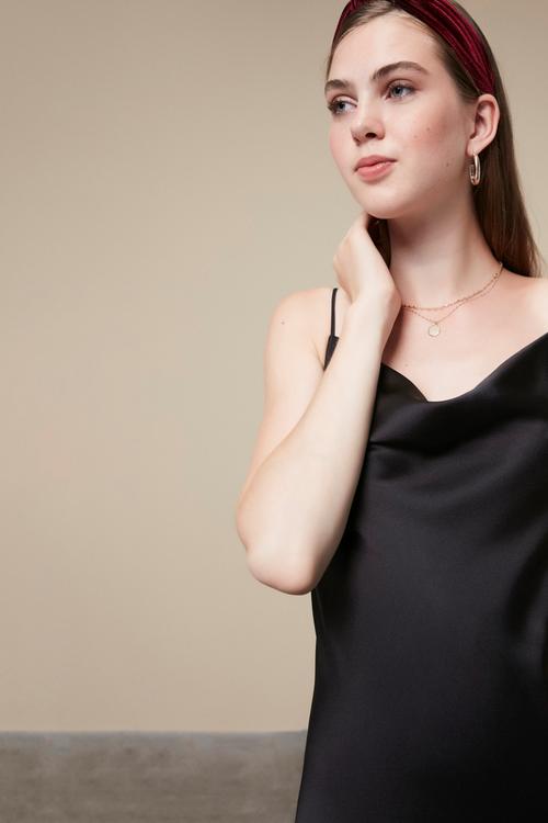  SATEN GÖRÜNÜMLÜ DEGAJE YAKA MİDİ ELBİSE