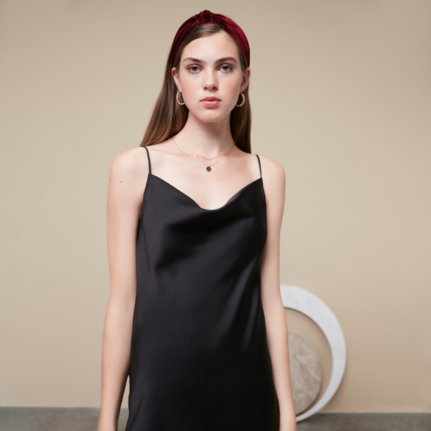 SATEN GÖRÜNÜMLÜ DEGAJE YAKA MİDİ ELBİSE