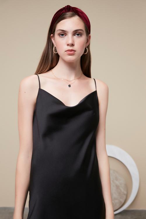  SATEN GÖRÜNÜMLÜ DEGAJE YAKA MİDİ ELBİSE