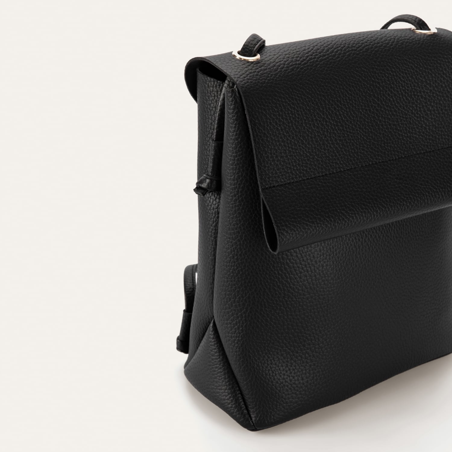 İNCE İPLİ SIRT ÇANTASI