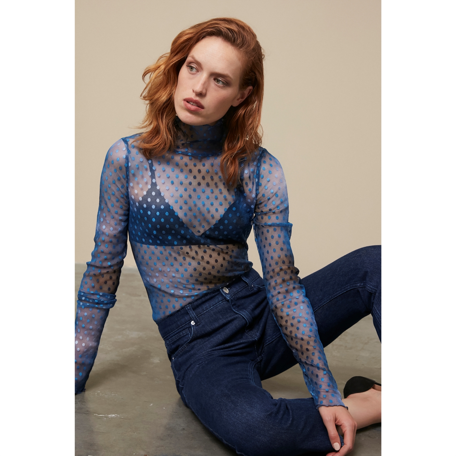 DİK YAKA BASKILI TRANSPARAN BLUZ