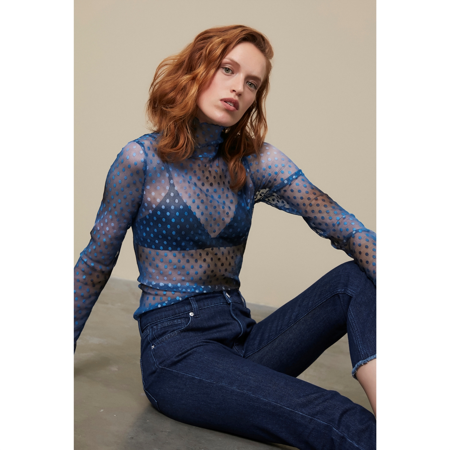 DİK YAKA BASKILI TRANSPARAN BLUZ