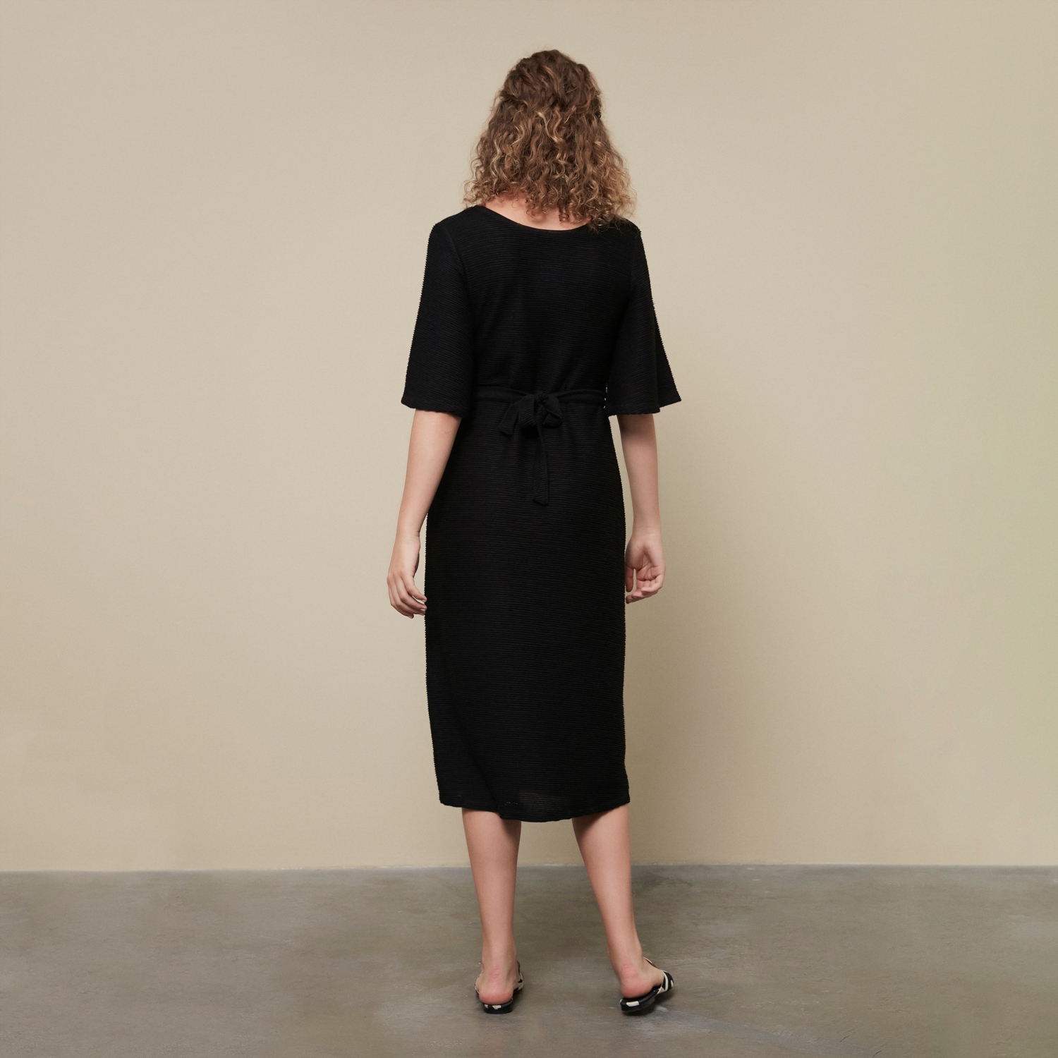 V YAKA MİDİ ELBİSE