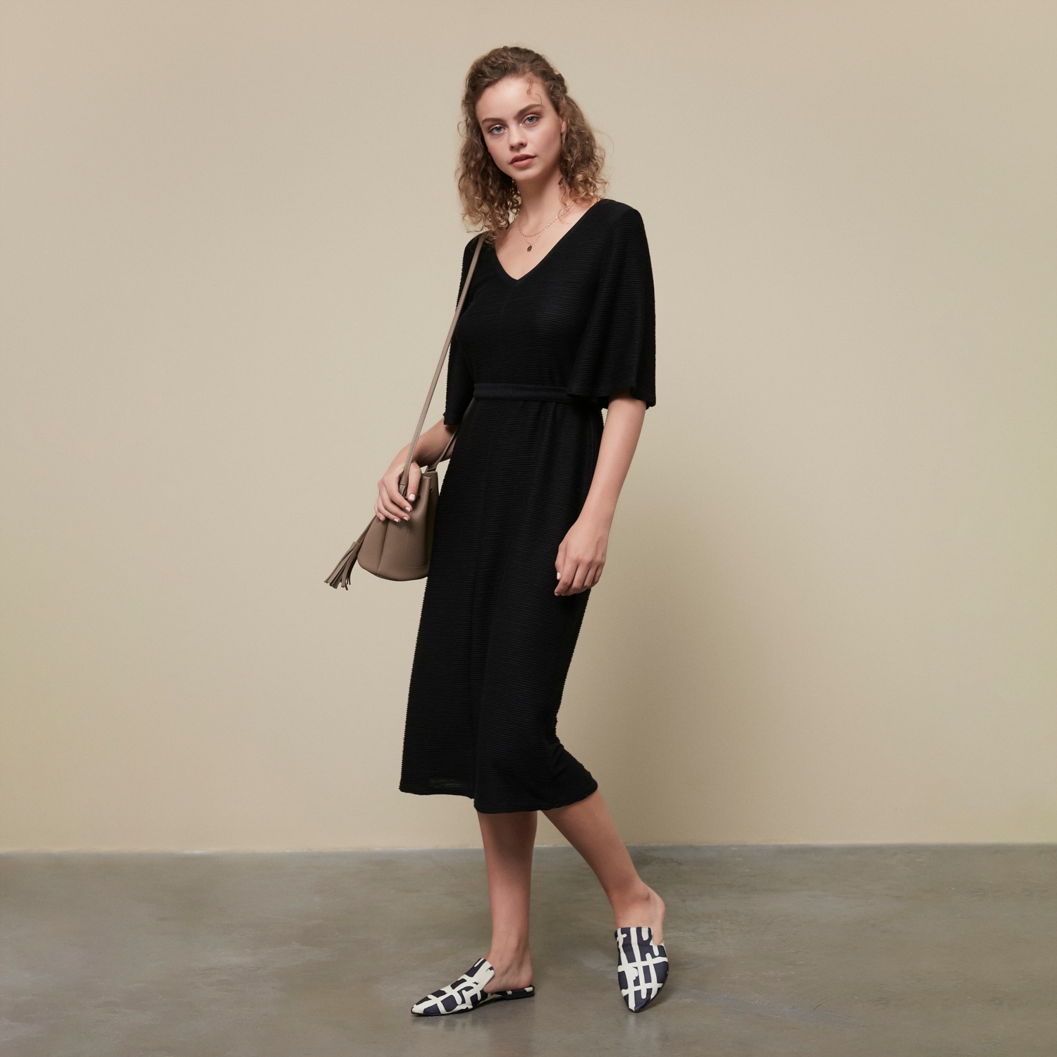 V YAKA MİDİ ELBİSE