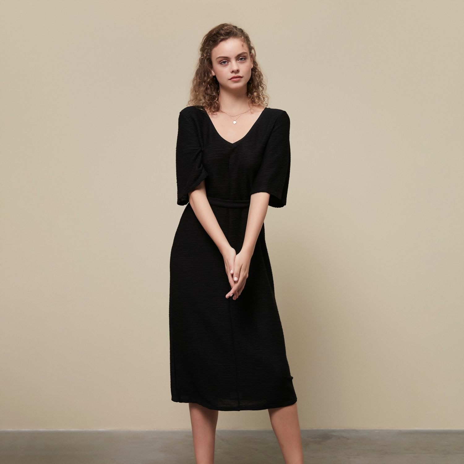 V YAKA MİDİ ELBİSE