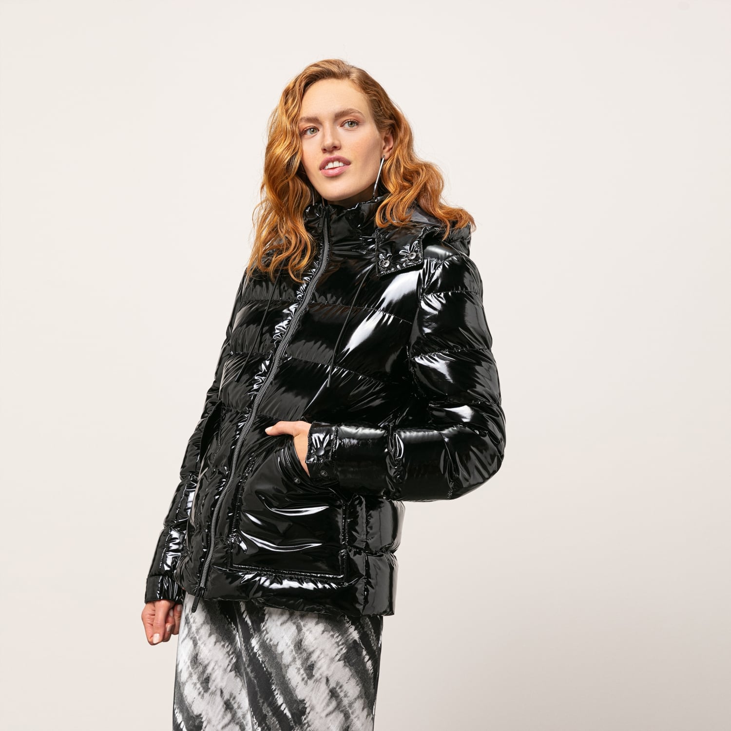 KAPÜŞONLU PARLAK PUFFER ŞİŞME MONT