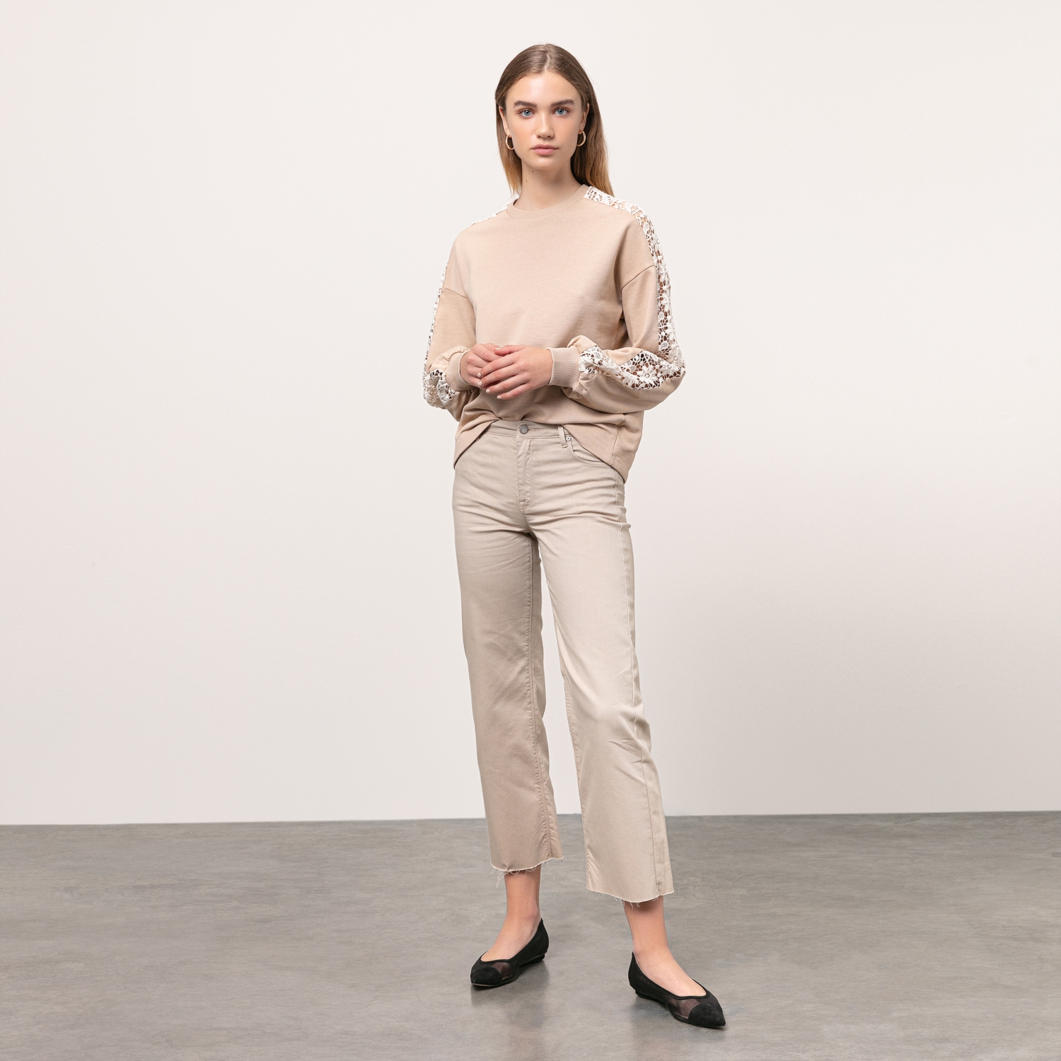 BİSİKLET YAKA DANTELLİ SWEATSHIRT