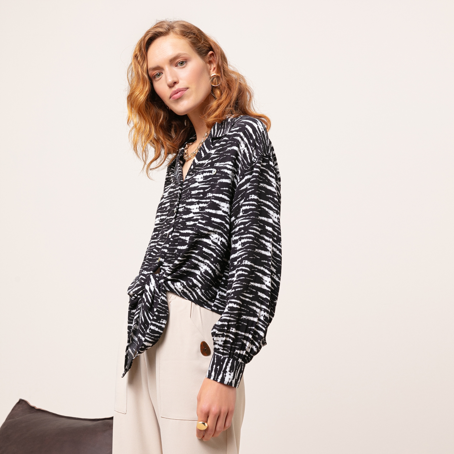 BAĞLAMA DETAYLI DESENLİ GÖMLEK