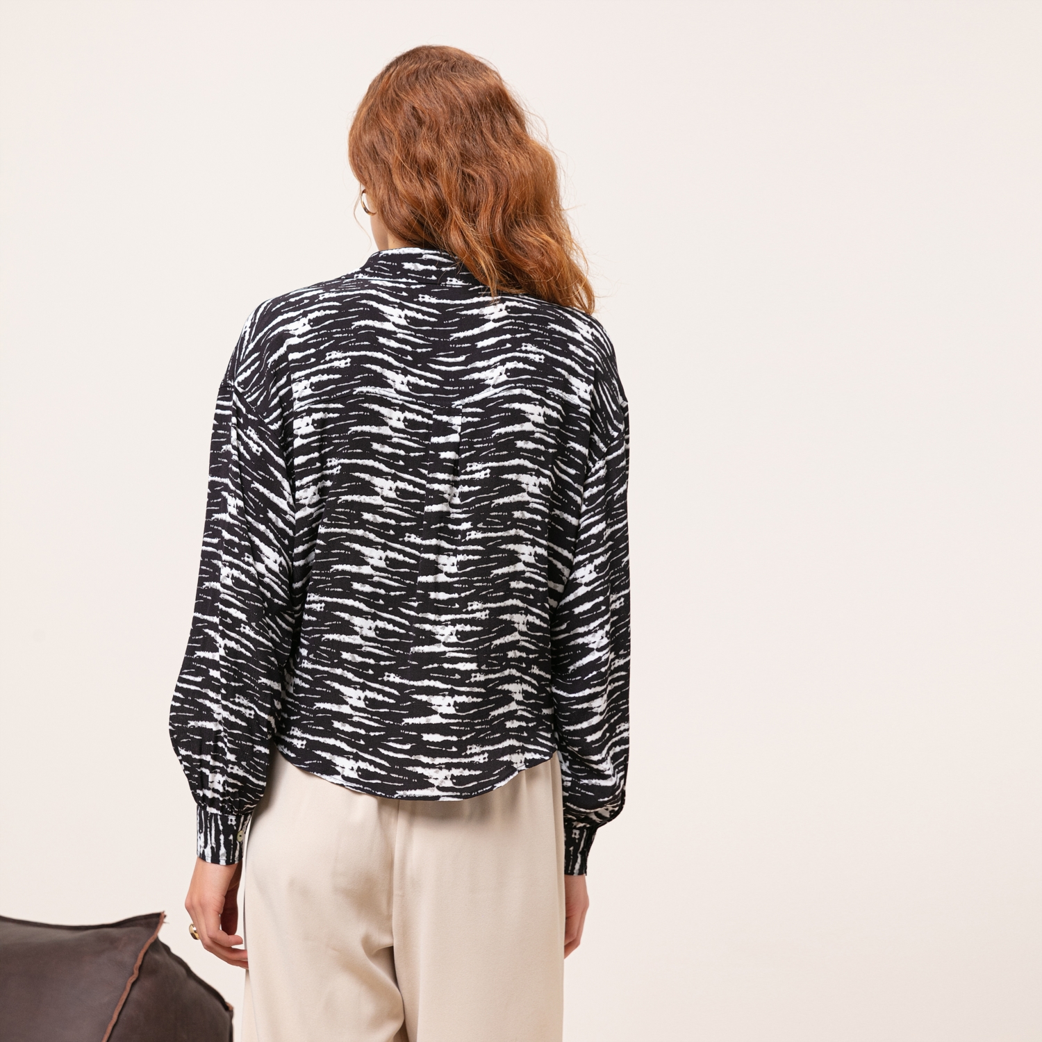 BAĞLAMA DETAYLI DESENLİ GÖMLEK