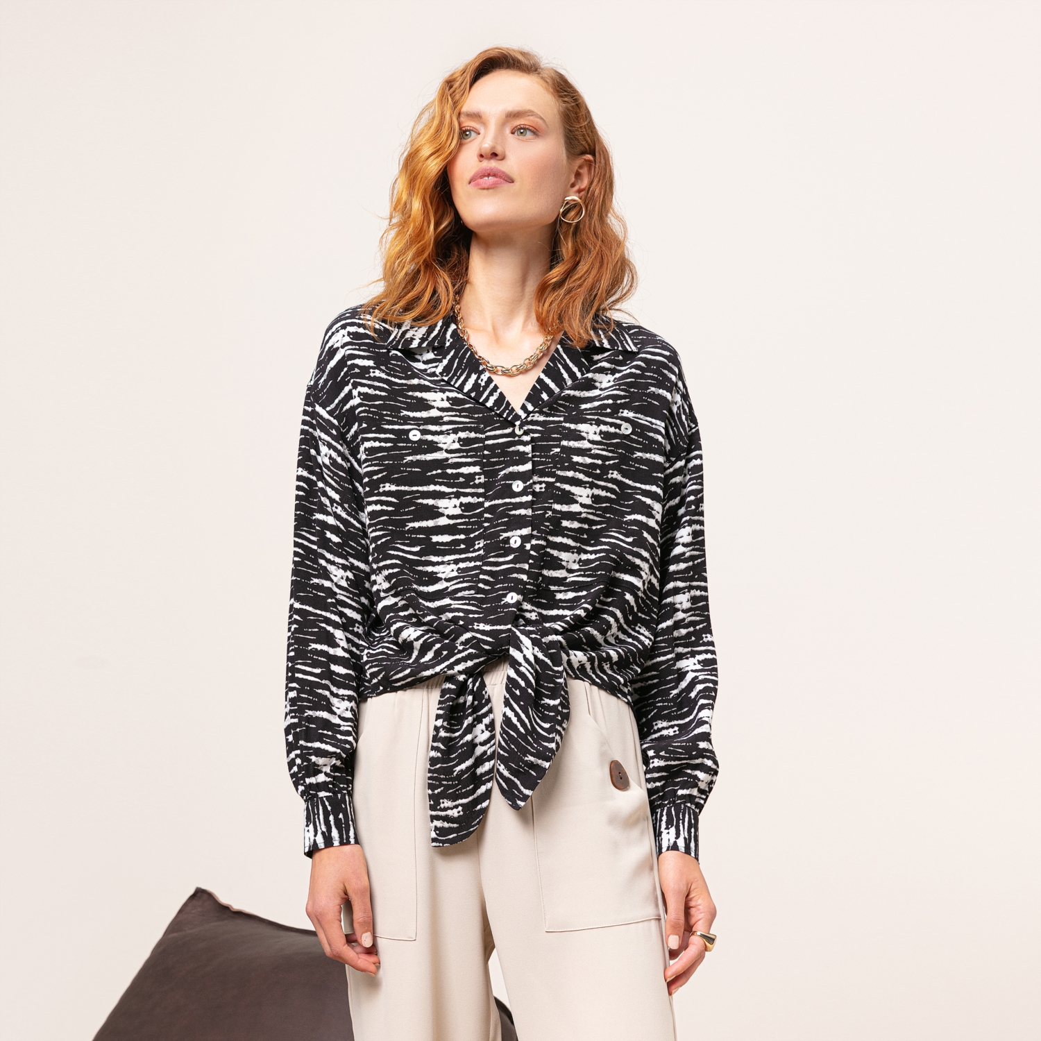 BAĞLAMA DETAYLI DESENLİ GÖMLEK