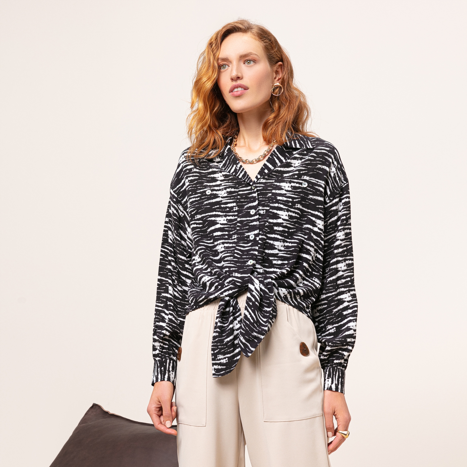 BAĞLAMA DETAYLI DESENLİ GÖMLEK