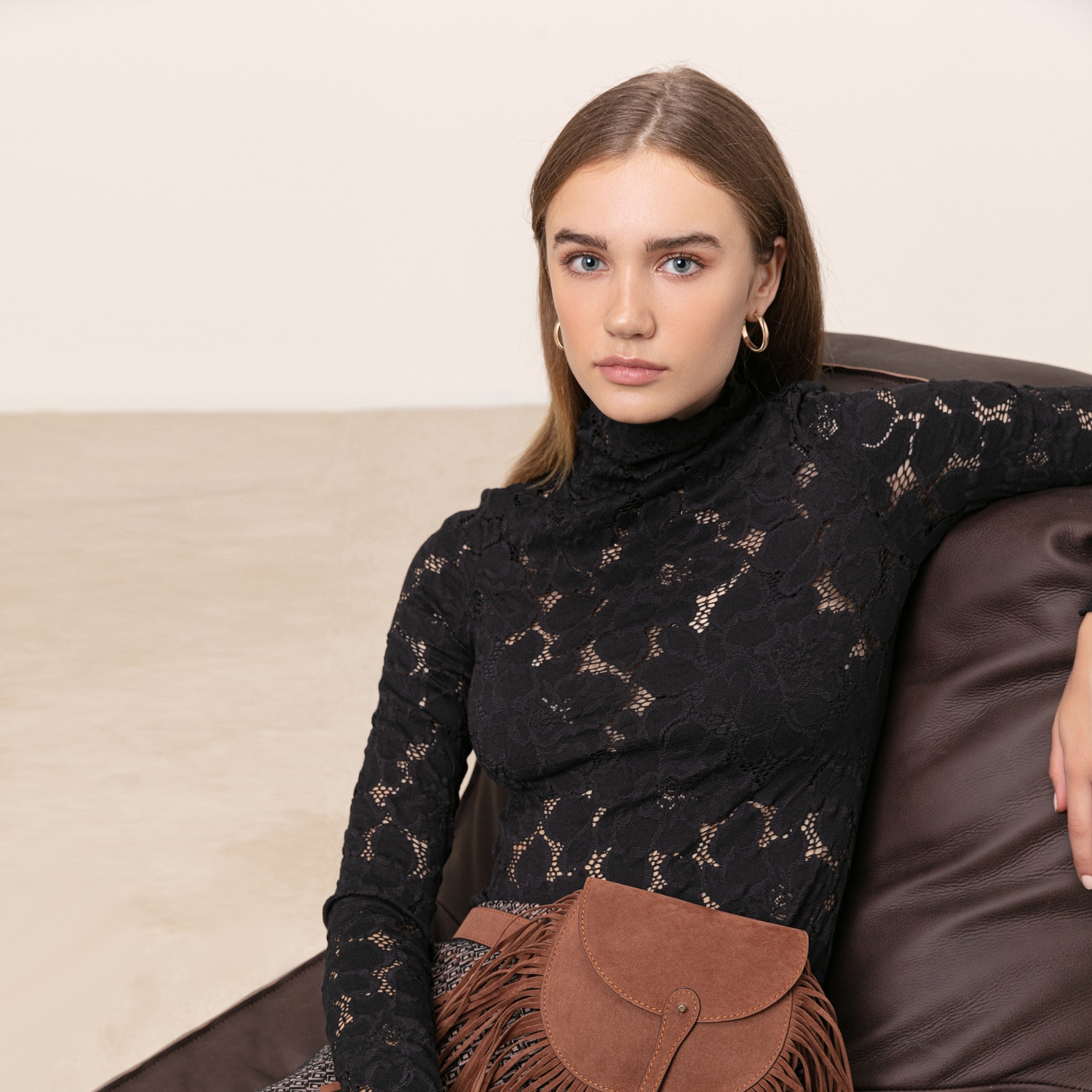 DİK YAKA DANTELLİ BLUZ