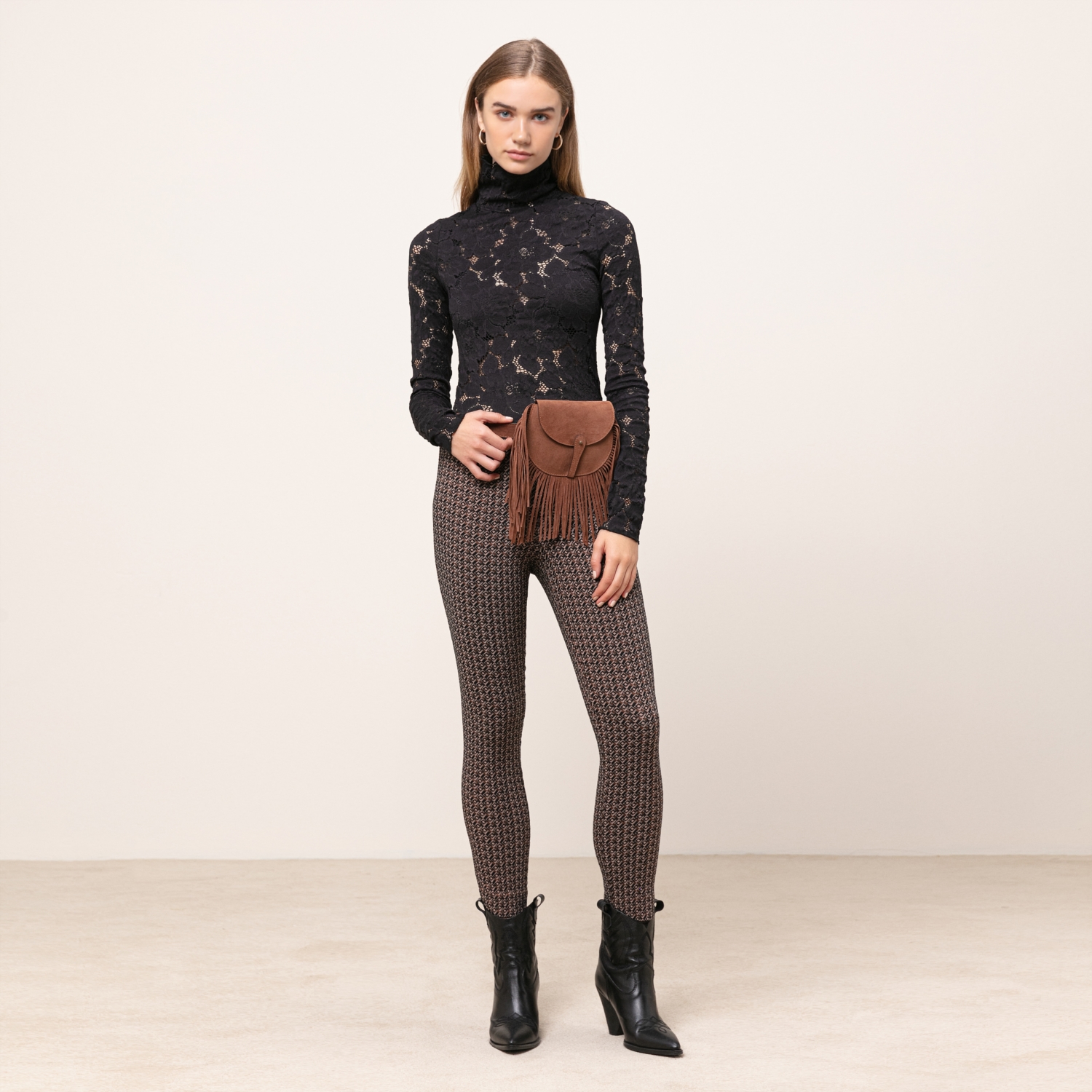 DİK YAKA DANTELLİ BLUZ