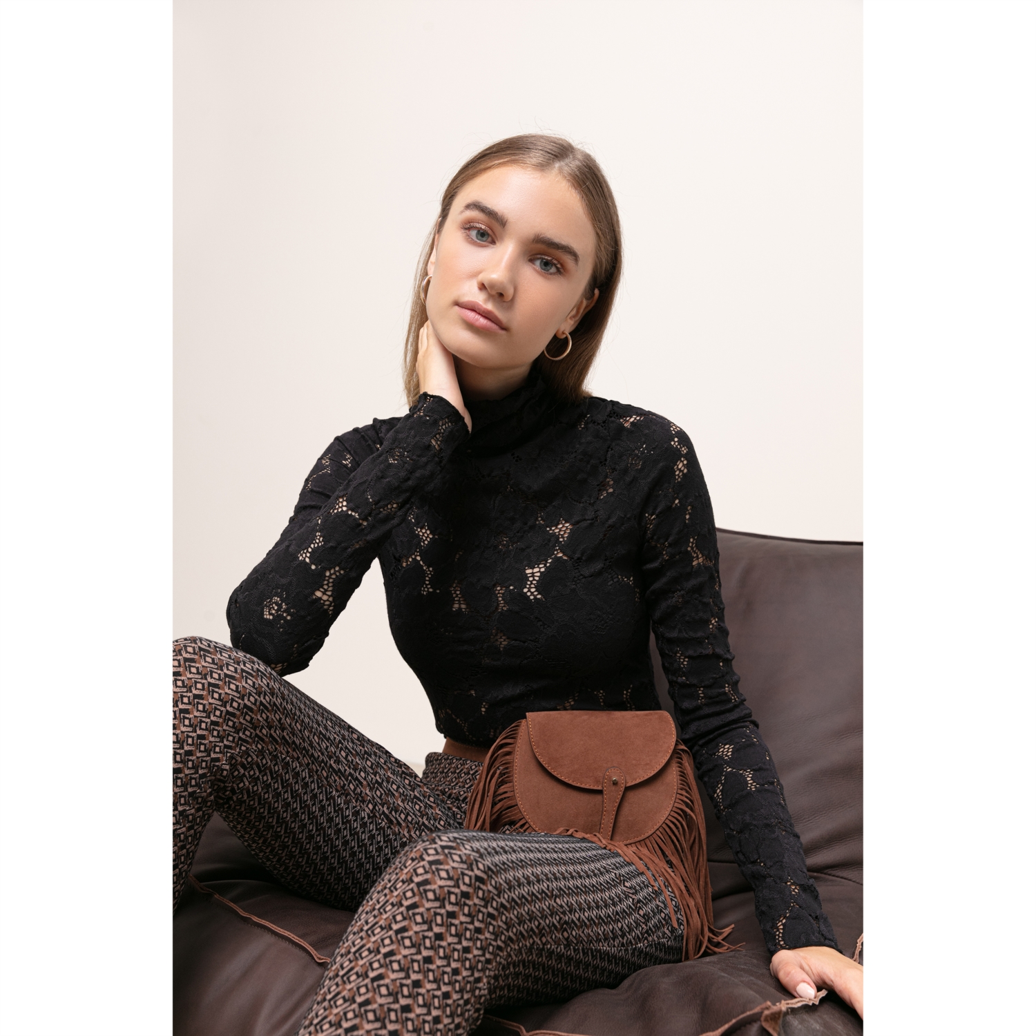 DİK YAKA DANTELLİ BLUZ