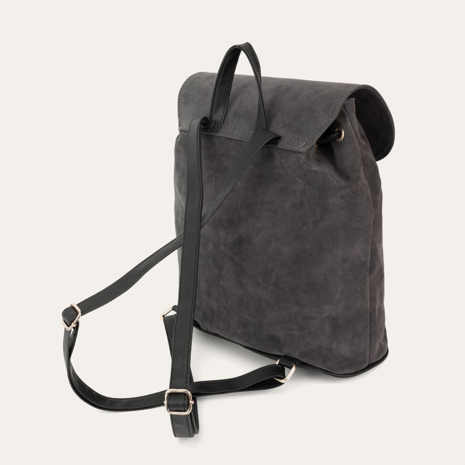 PÜSKÜLLÜ SIRT ÇANTASI