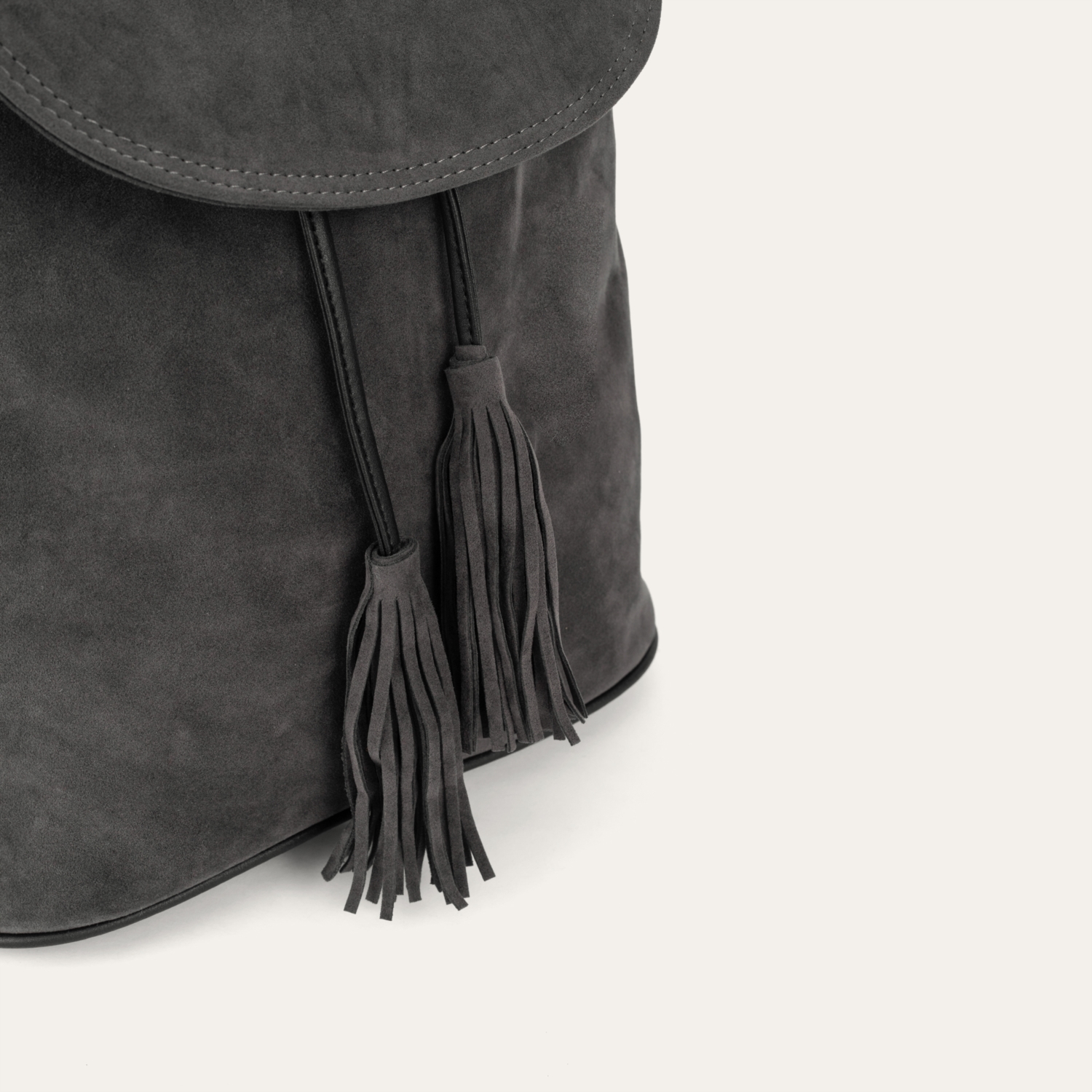 PÜSKÜLLÜ SIRT ÇANTASI