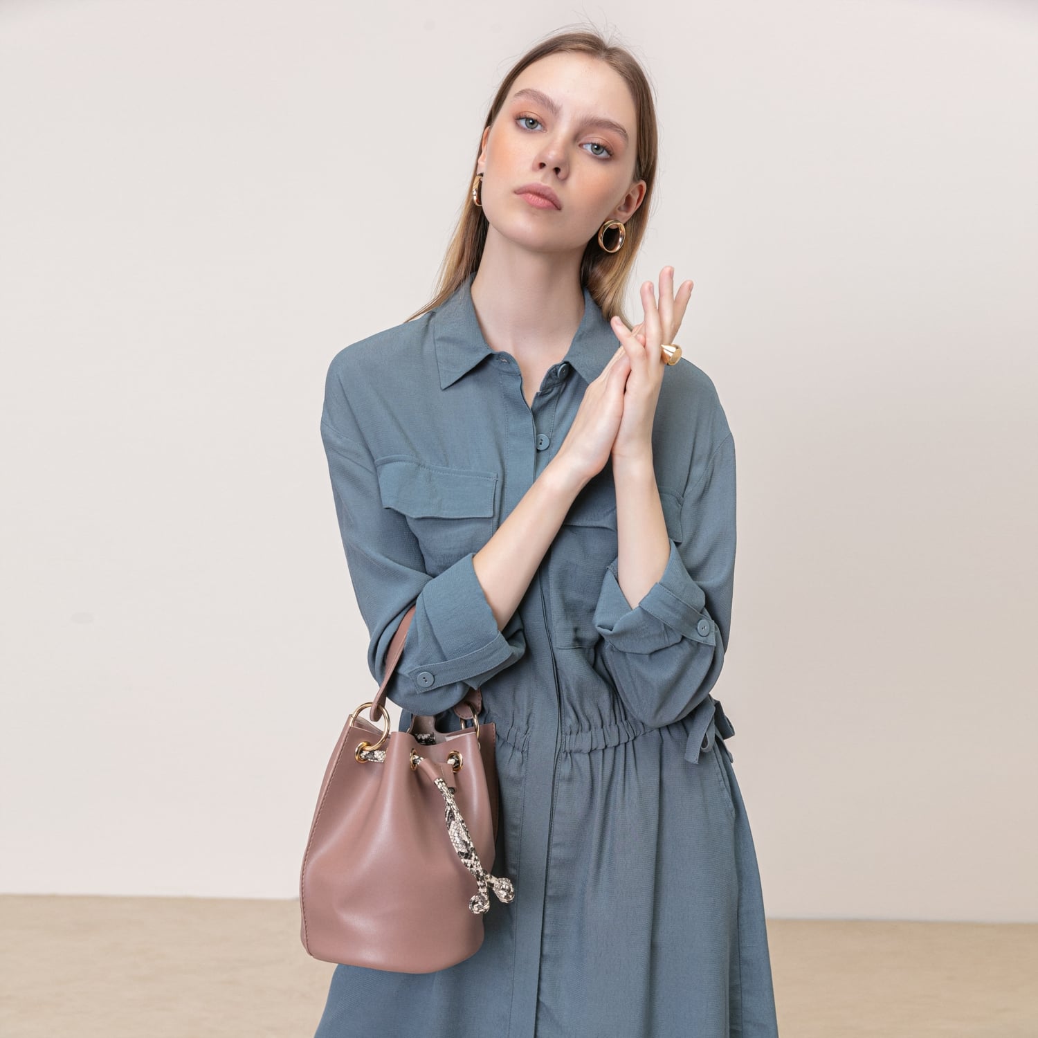 BELİ LASTİKLİ MİNİ GÖMLEK ELBİSE