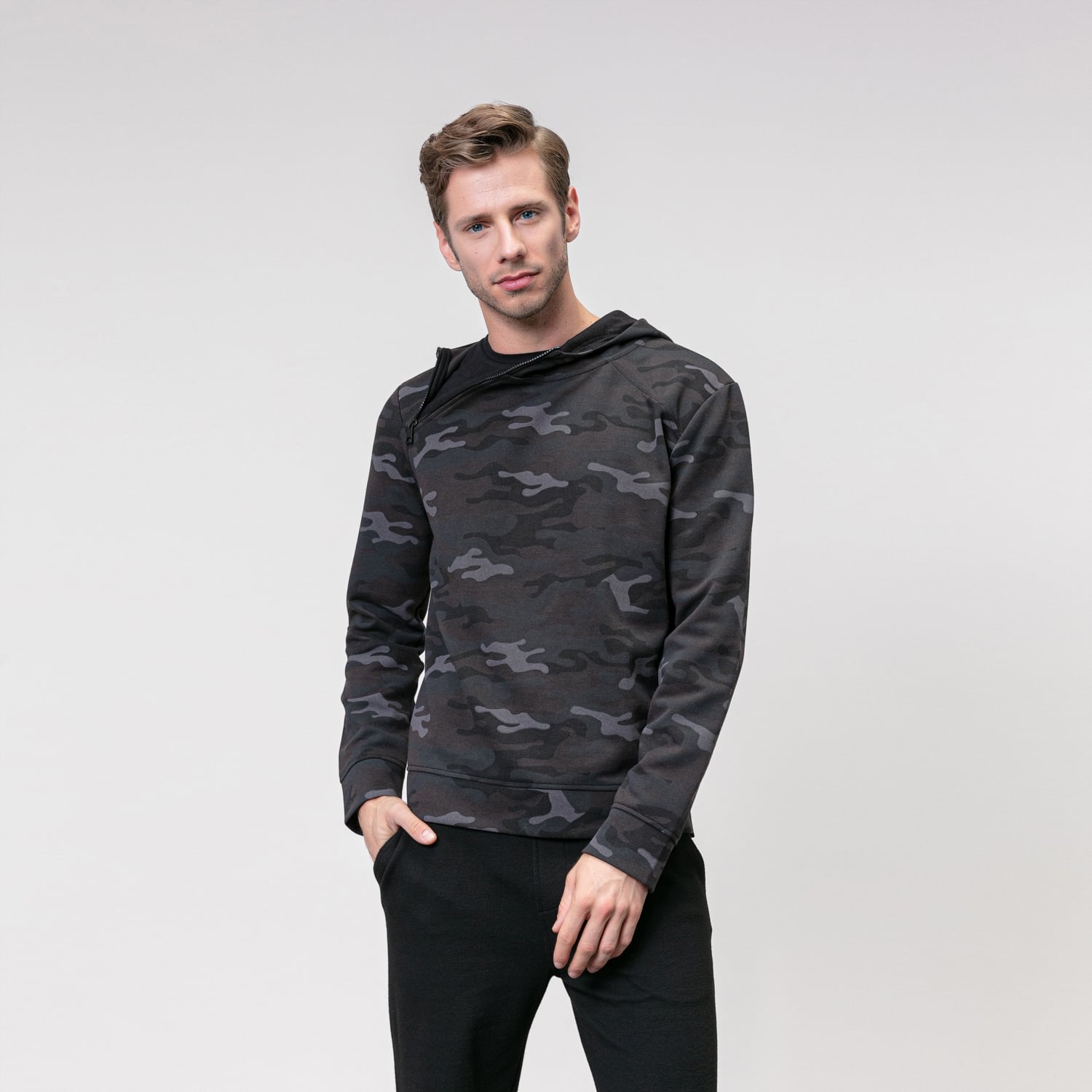 KAMUFLAJ DESENLİ KAPÜŞONLU SWEATSHIRT